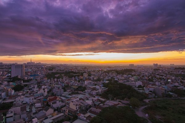 How do UK rentals accommodate large groups or gatherings?